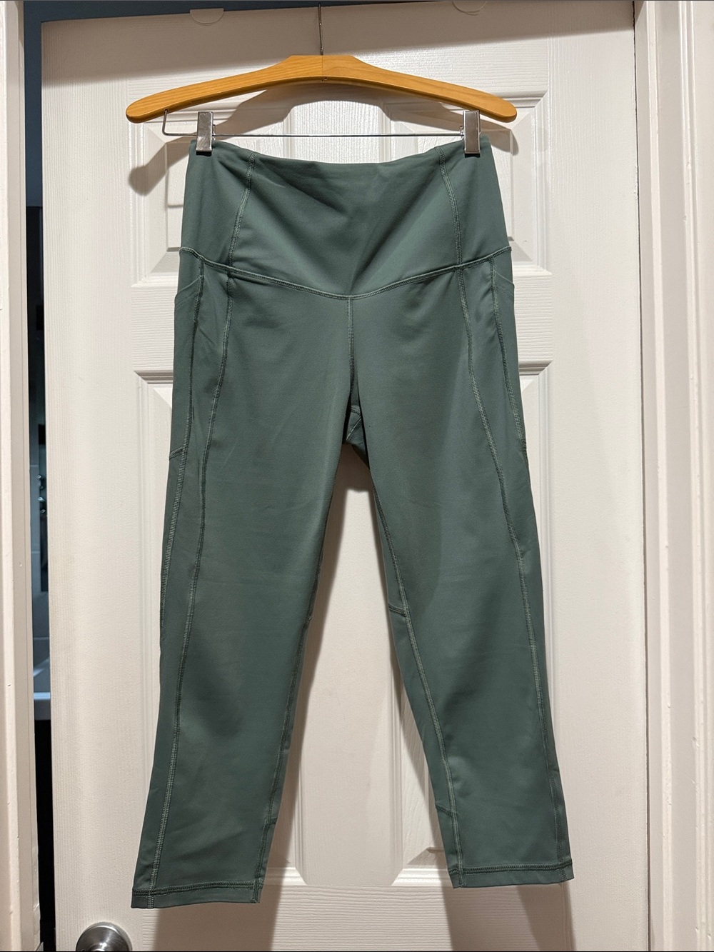 Victoria Sport- High-Waist Active Crop Leggings in Sage Green